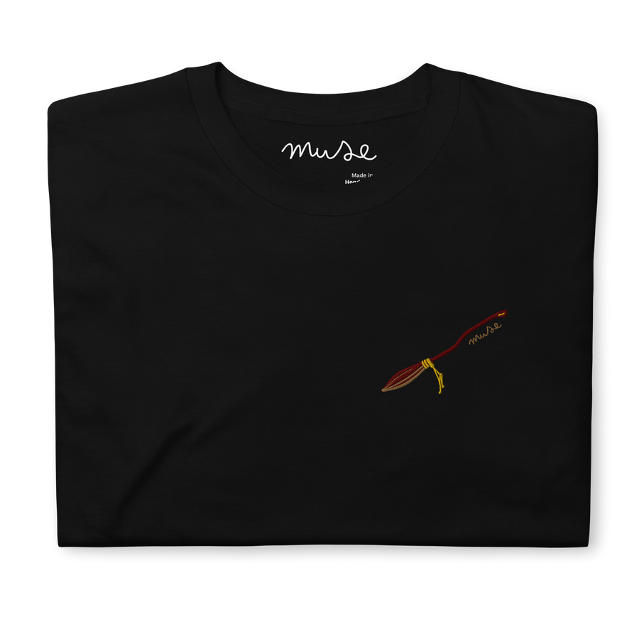 T-shirt brodé | Balai volant (5 coloris)